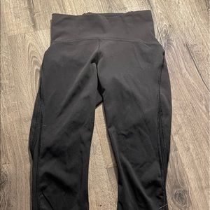 black lululemon crop leggings